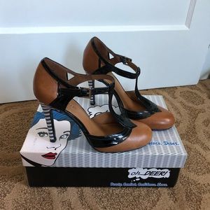 Tan & Black Patent T-Strap W/Stripe Detail SZ 6.5